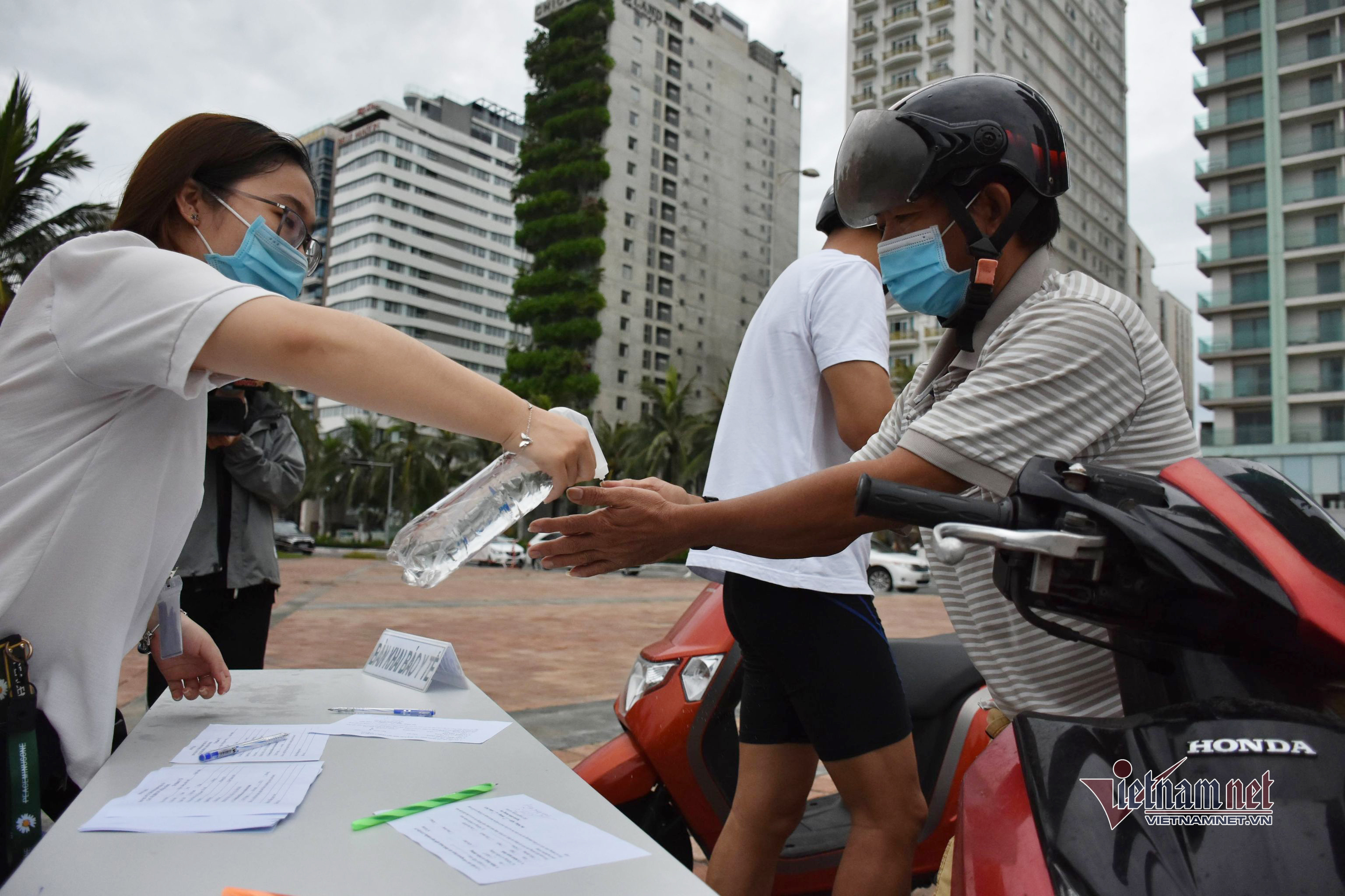 Ngày đầu hết lệnh cấm, người Đà Nẵng đổ ra tắm biển từ sáng sớm