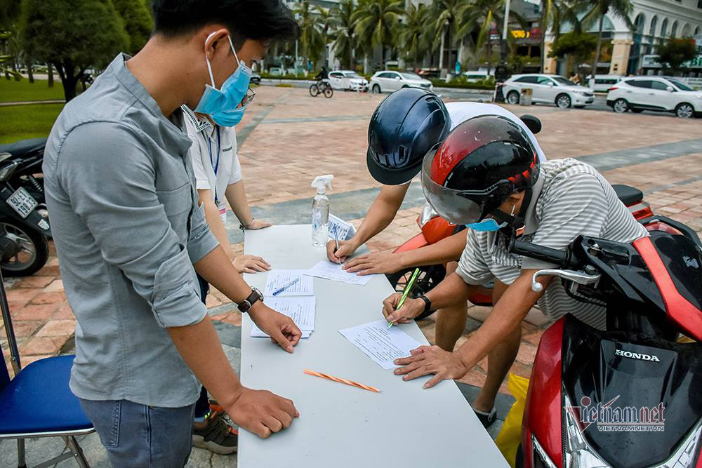 Ngày đầu hết lệnh cấm, người Đà Nẵng đổ ra tắm biển từ sáng sớm