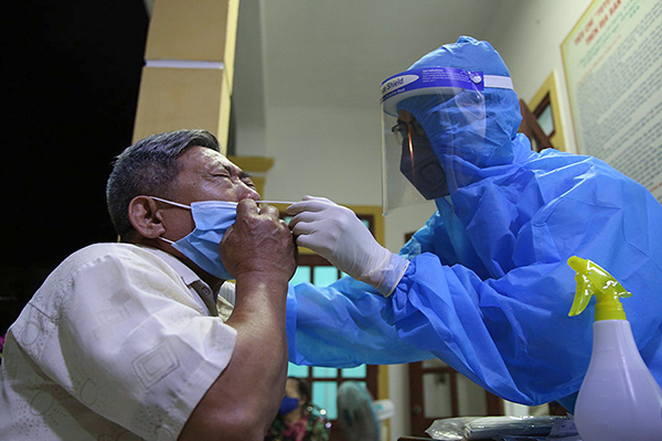 Hà Tĩnh trắng đêm lấy hơn 11.000 mẫu xét nghiệm diện rộng