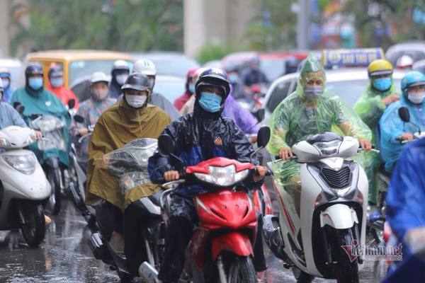 Mưa lớn, người Hà Nội đi làm tránh từng điểm ngập