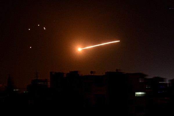 Phòng không Syria đánh chặn mưa tên lửa