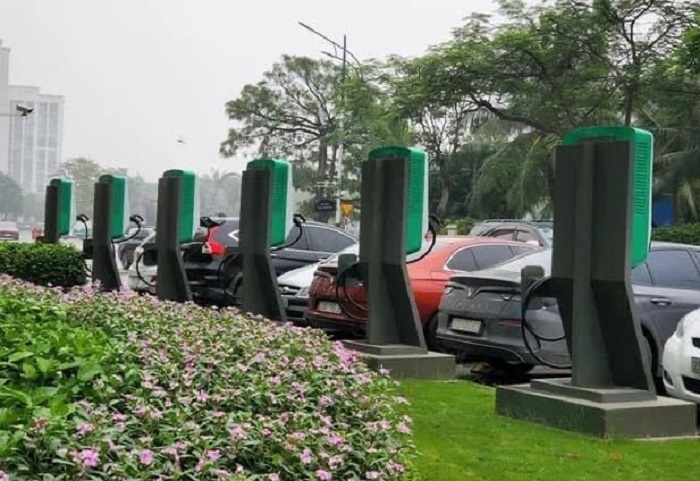 Gov't reviews Vingroup's proposal on electric-car policy