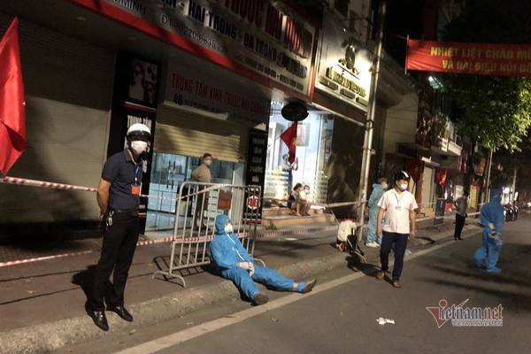 Vợ chồng F0 không đeo khẩu trang, nhổ nước bọt trước mặt lực lượng y tế