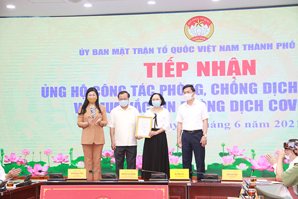 Gia đình nguyên Bí thư Hà Nội Phạm Quang Nghị ủng hộ 100 triệu đồng vào Quỹ vắc xin