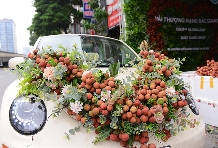‘Xe hoa’ kết bằng vải thiều trên phố Hà Nội thu hút mọi ánh nhìn