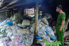Ngăn chặn 13,5 tấn rác găng tay y tế chuẩn bị "tái chế"