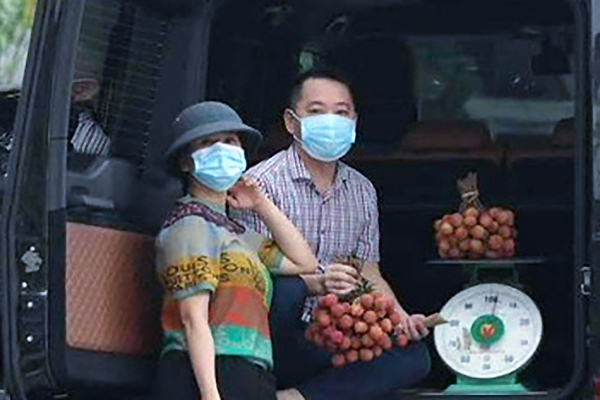 Thân thế người đàn ông đánh xe Mẹc giá chục tỷ đi bán vải thiều