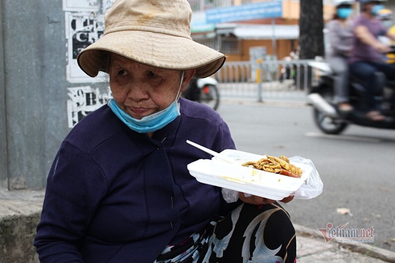 Poor workers during Covid-19: charity rice for lunch, rice gruel for dinner