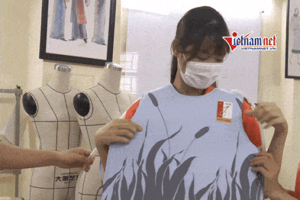 'Áo nước đá' của SV Bách Khoa giúp y bác sỹ giải nhiệt, giá chỉ 400 nghìn