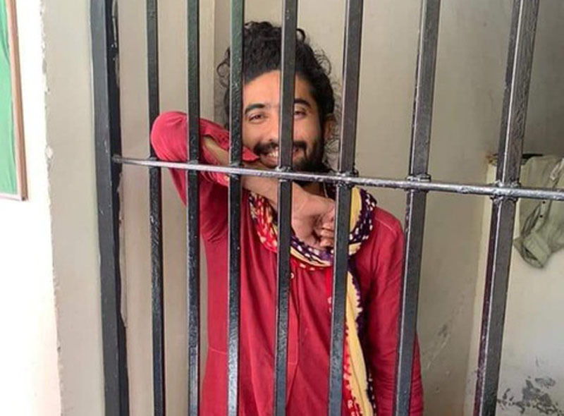 Người đàn ông bị tạm giam vì nuôi tóc dài ở Pakistan
