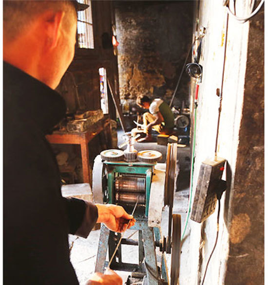 Preserving the quintessence of H'Mong silver carving