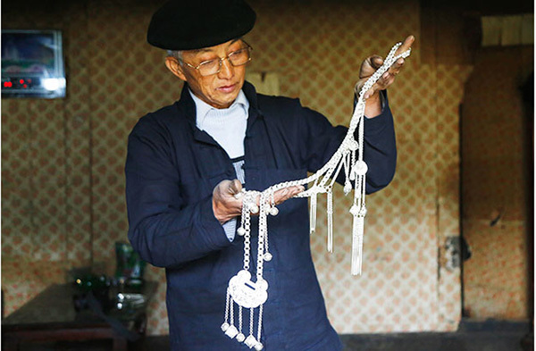 Preserving the quintessence of H'Mong silver carving