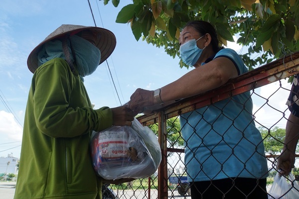 TP.HCM giãn cách xã hội ngày 12: Chị bán vé số rớm nước mắt đi chợ ‘0 đồng’