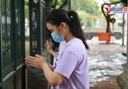 Students pray at Temple of Literature gate before high-school entrance exams