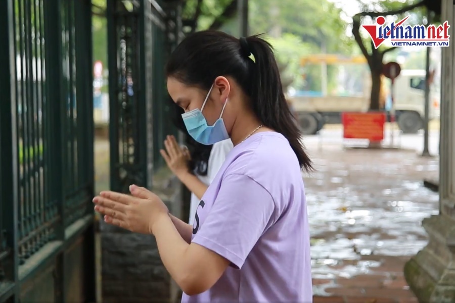 Students pray at Temple of Literature gate before high-school entrance exams