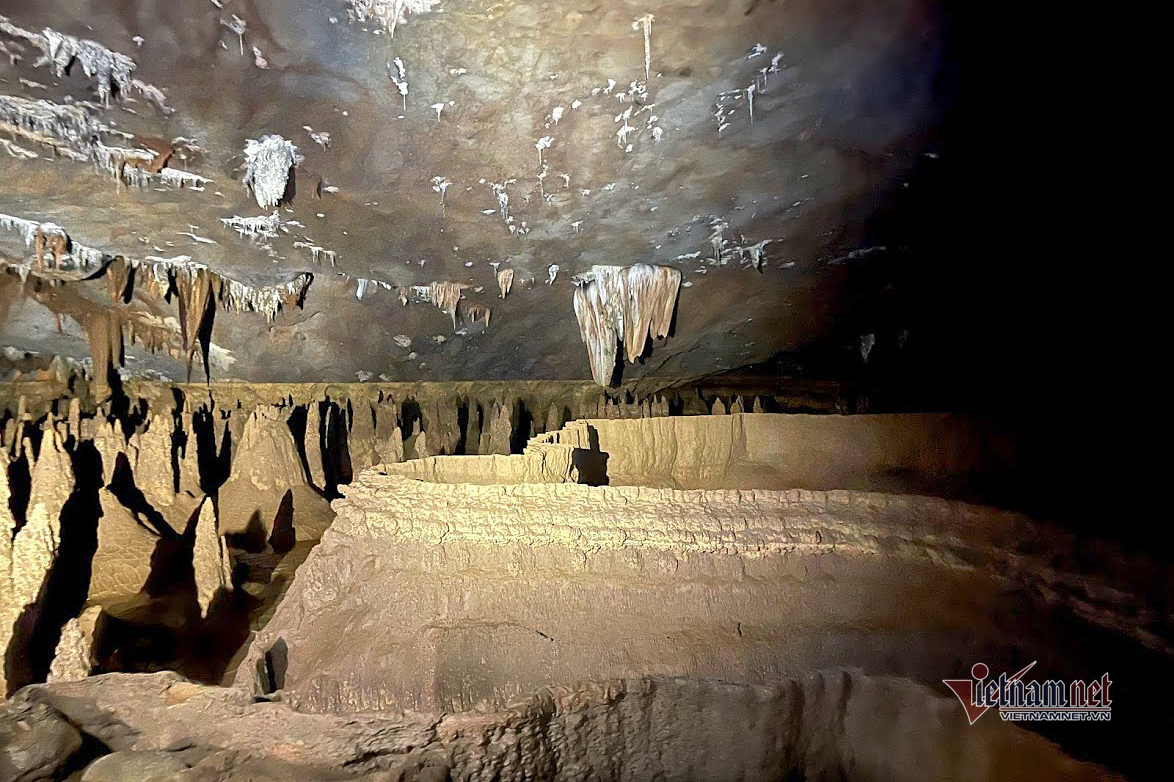 Hang động 1.000 khối thạch nhũ đẹp nhất Phong Nha - Kẻ Bàng