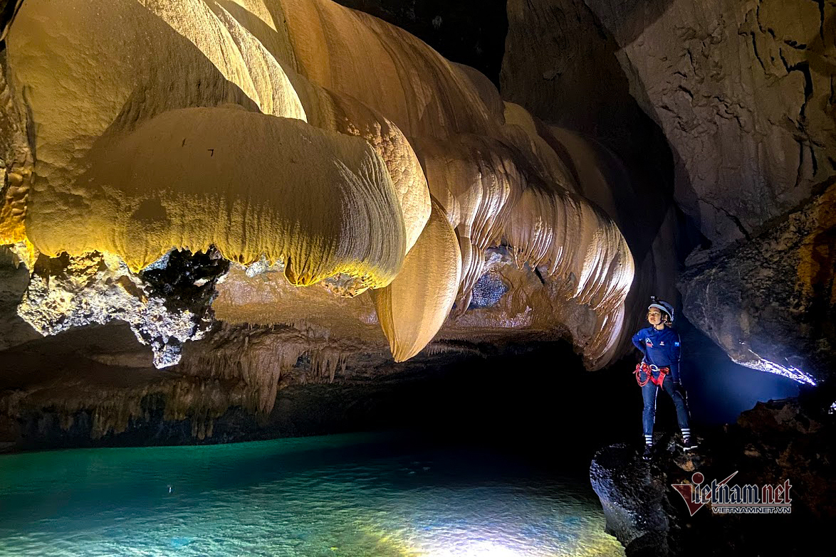 Hang động 1.000 khối thạch nhũ đẹp nhất Phong Nha - Kẻ Bàng