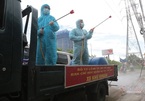 Quân đội phun hóa chất khử khuẩn loạt tuyến đường ở TP Thủ Đức