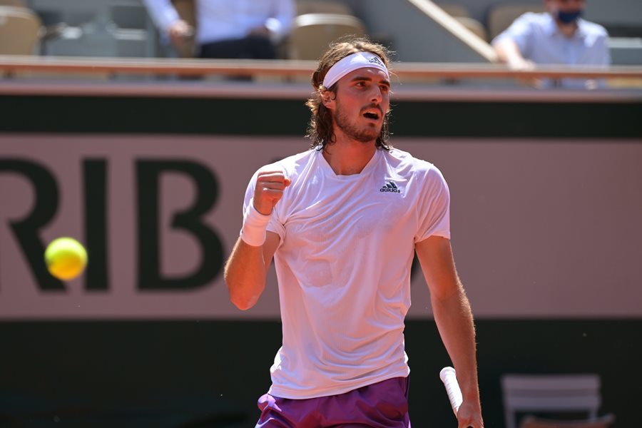 Tsitsipas lập kỳ tích lần đầu tiên vào chung kết Roland Garros