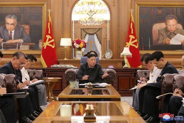 Kim Jong Un họp Quân ủy Trung ương Triều Tiên
