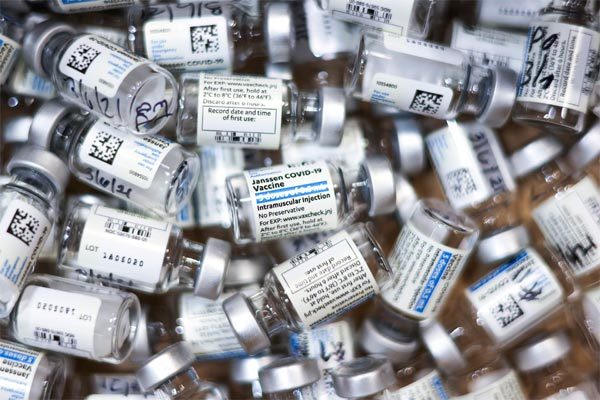 Mỹ vứt bỏ 60 triệu liều vắc xin Covid-19, Malaysia kéo dài phong tỏa