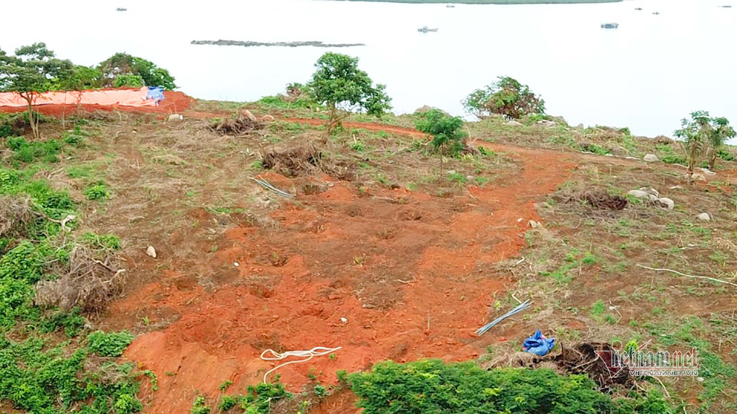 Đảo nguyên sinh ở Móng Cái bị cạo trọc: Đã di chuyển máy móc, công nhân vào bờ
