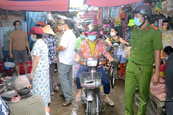 Đường phố Tiền Giang vắng vẻ ngày đầu giãn cách, người dân đeo khẩu trang đi chợ