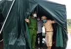 500 cán bộ, chiến sỹ dầm mưa túc trực các chốt phòng dịch ở Hà Tĩnh