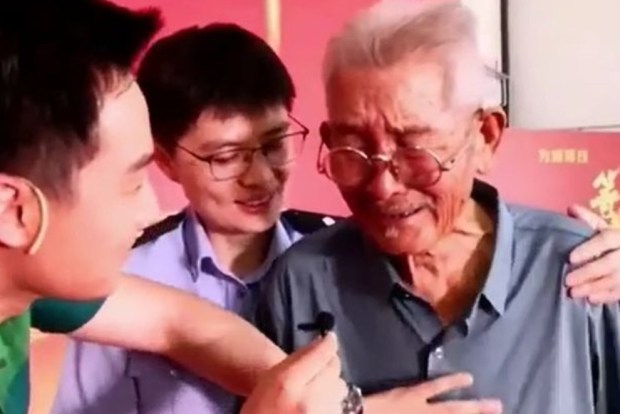 Cụ ông 90 tuổi gặp lại con trai bị bắt cóc sau 58 năm
