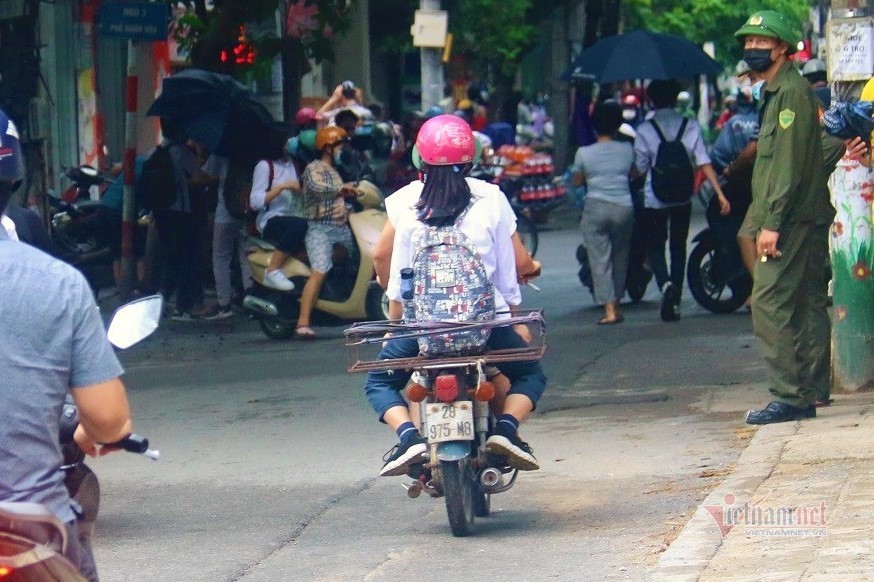 Những khoảnh khắc trong ngày đầu tiên thi vào lớp 10 ở Hà Nội