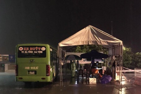 Hà Tĩnh điều xe buýt tới chốt chống dịch để cán bộ chiến sỹ trú mưa