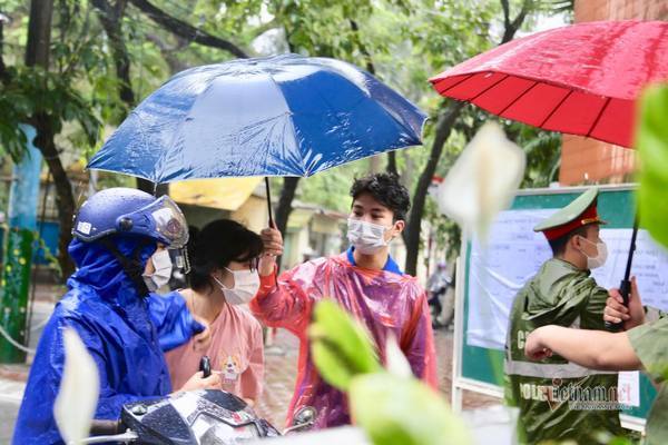 Mưa như trút nước, huy động hàng trăm bộ quần áo cho sĩ tử thi lớp 10
