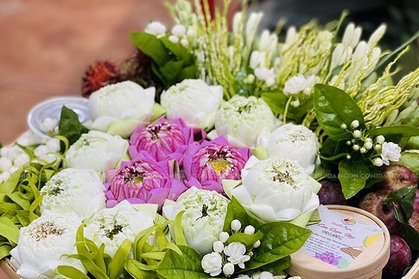 Mâm lễ Tết Đoan Ngọ kết hoa quý giá tiền triệu, cửa hàng vẫn bán 500 suất