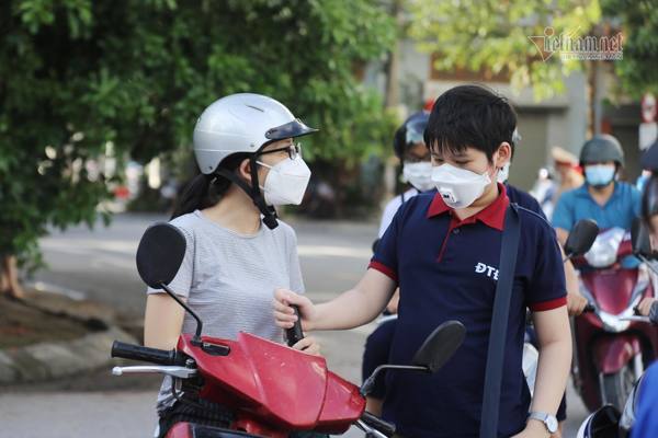 Đề thi môn Toán vào lớp 10 chuyên Tin tại Hà Nội