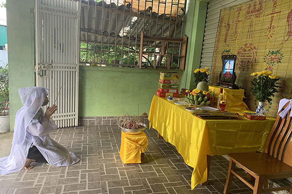 Mẹ mất, nữ nhân viên y tế ở tâm dịch không thể về chịu tang