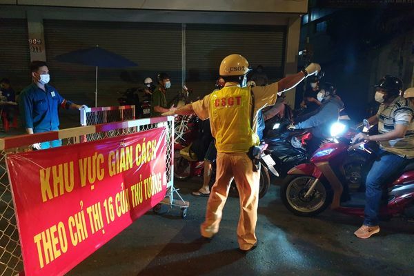 Gò Vấp tái lập 12 chốt kiểm dịch Covid-19, đúng đối tượng mới cho qua