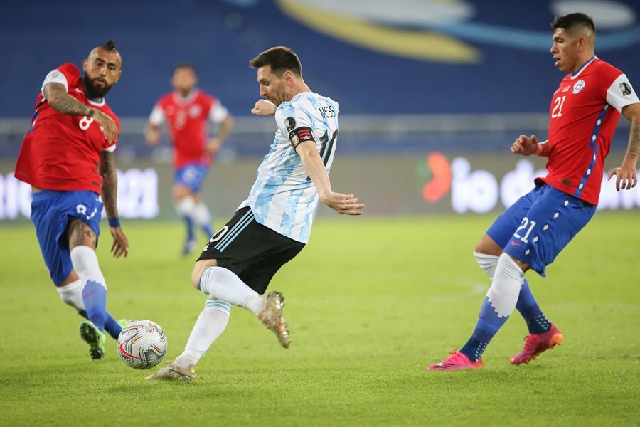 Messi vẽ siêu phẩm, Argentina vẫn tuột chiến thắng ra quân Copa