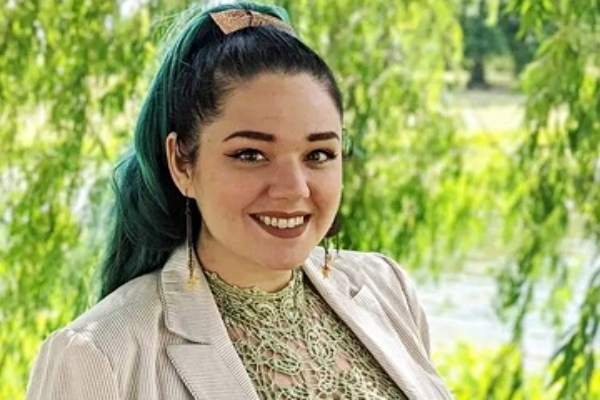 Cô gái làm nghề âu yếm chuyên nghiệp