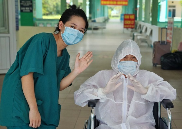 Bệnh nhân 81 tuổi mắc Covid-19 ở Đà Nẵng từng thở máy, lọc máu đã xuất viện