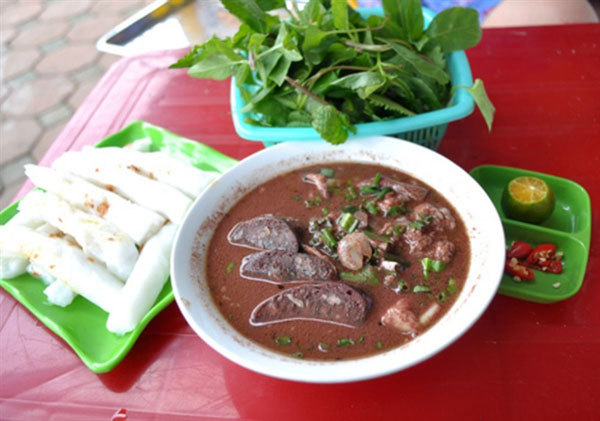 Nghe An’s 'banh muot' goes down a treat with pig’s tripe