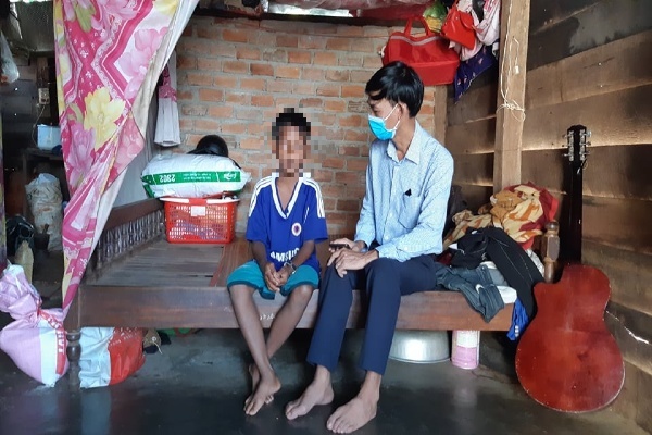 Cậu học trò nghèo không có tiền nộp quỹ bị Hiệu trưởng giữ học bạ?