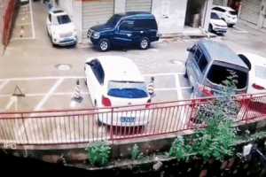 Nữ lái xe nhầm chân ga, húc bay ô tô đang đỗ xuống vực