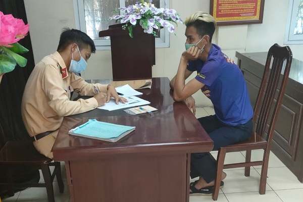 Phạt hơn 11 triệu đồng tài xế cầm gậy sắt đe dọa lái xe khác trên quốc lộ