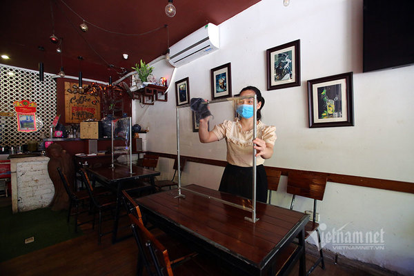 Restaurants, coffee shops ready to reopen in Hanoi