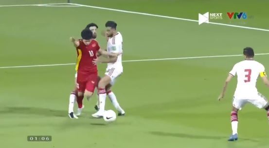 Tuyển Việt Nam mất oan penalty khi Công Phượng bị phạm lỗi