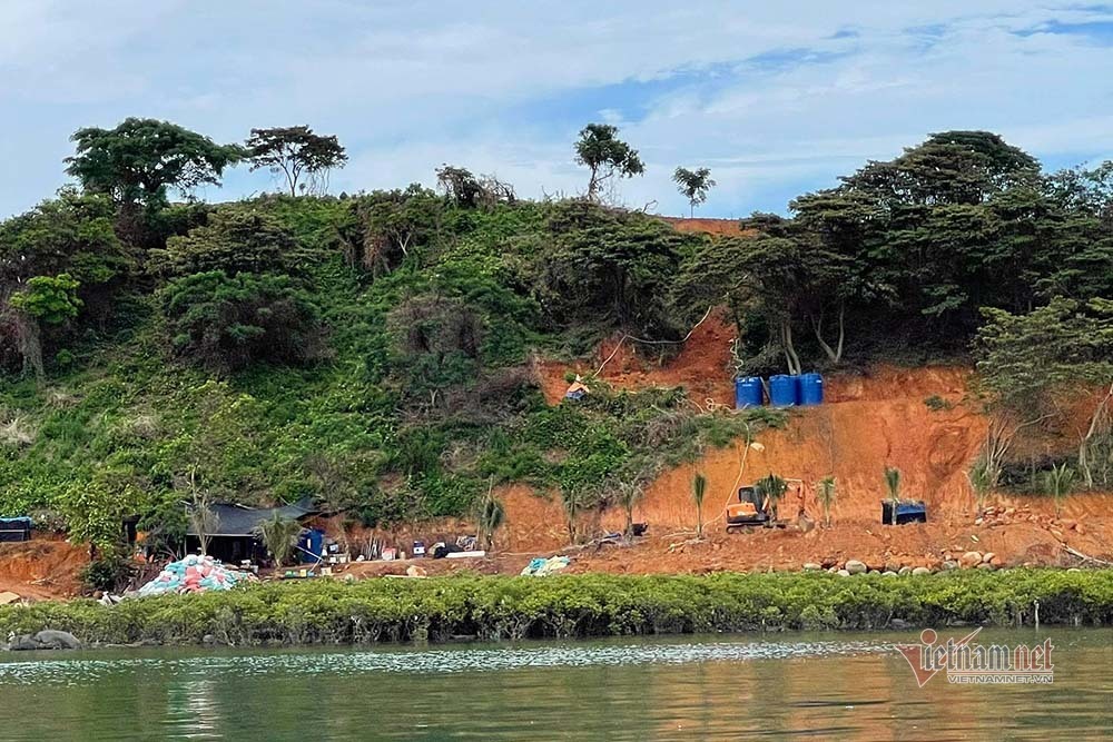 Đảo nguyên sinh ở Móng Cái bị cạo trọc: Máy móc, công nhân được di dời lên bờ