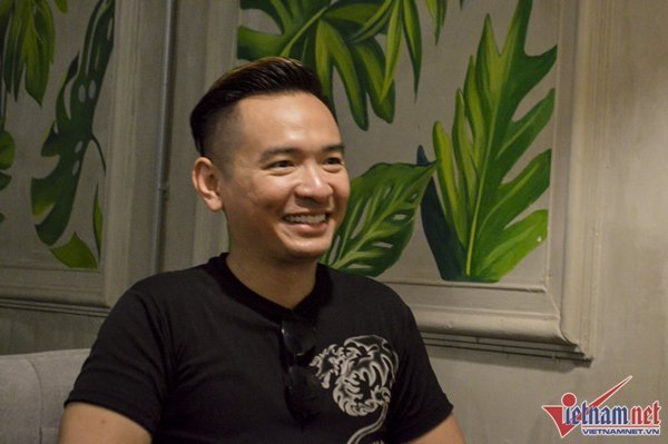 Ca sĩ Việt Quang đã có thể tự đi lại