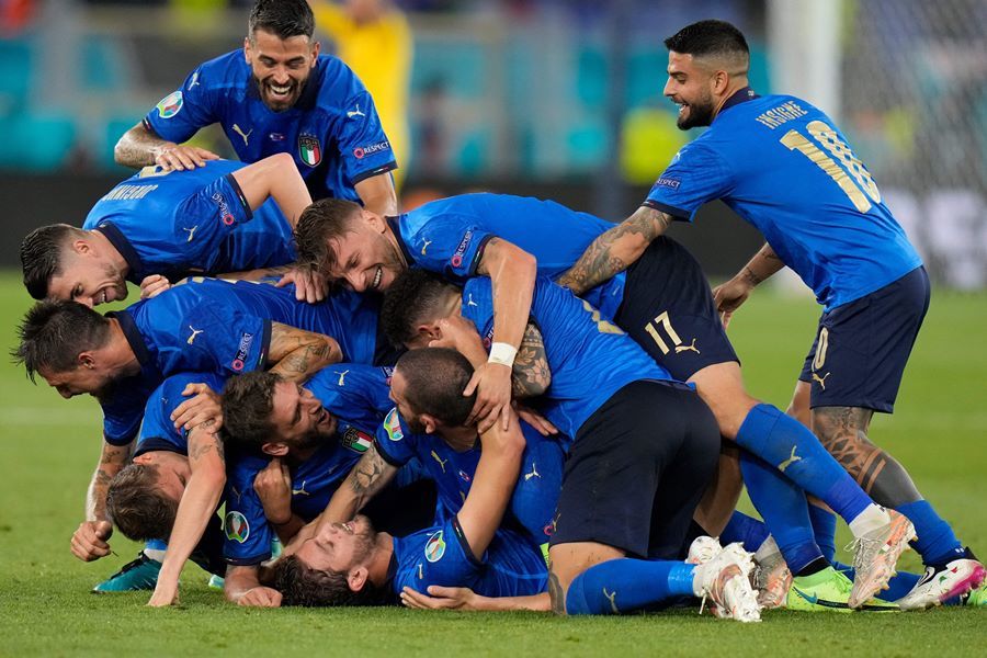 Đè bẹp Thụy Sĩ, Italy sớm giành vé vào vòng 1/8