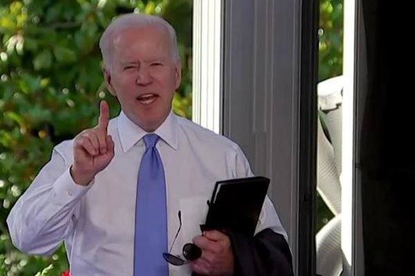 Phản ứng của ông Biden khi bị phóng viên hỏi vặn