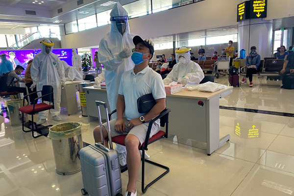 Hanoi randomly tests people returning from Ho Chi Minh City via Noi Bai airport